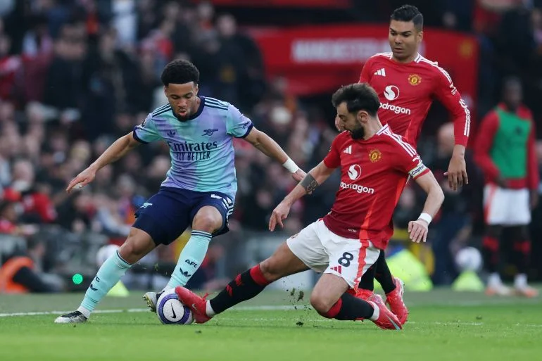 英超球员激烈对抗画面